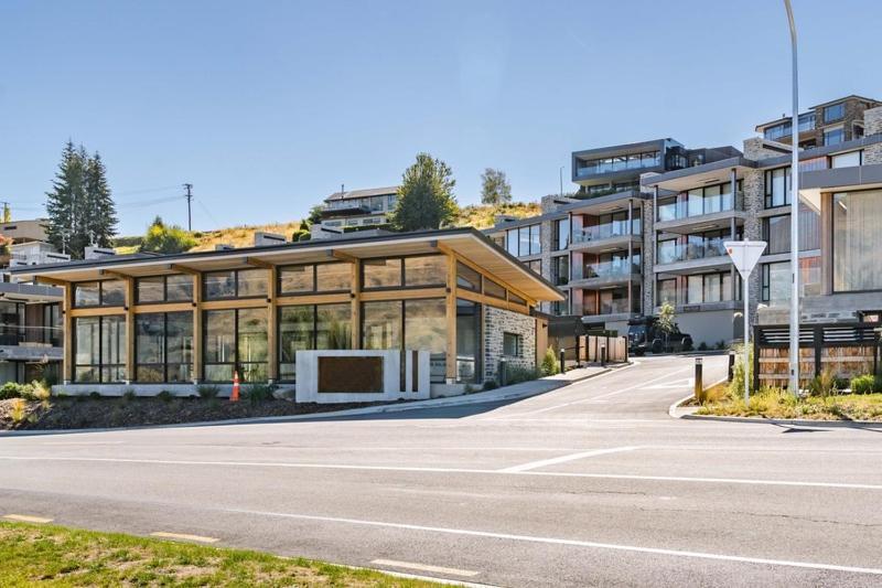 Luxurious Lakefront Penthouse ワナカ エクステリア 写真